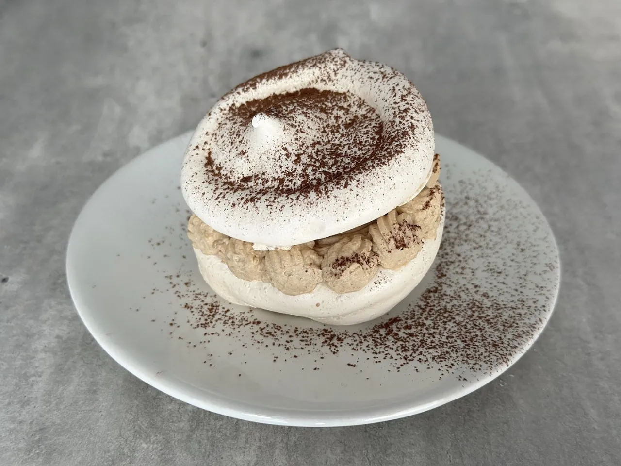 Zdjęcie Mini bezy z kremem – idealny deser na każdą okazję