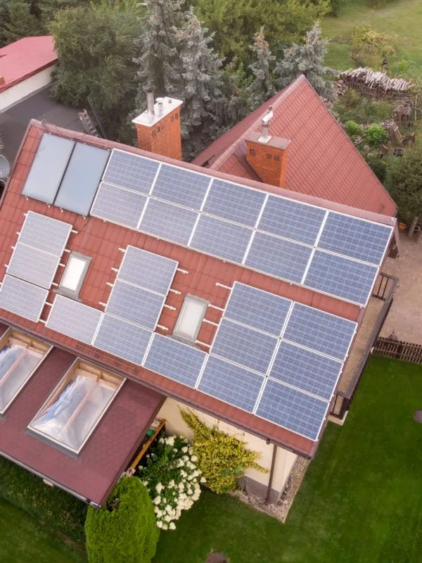 Zdjęcie Czym jest KWP w fotowoltaice? Proste wyjaśnienie i korzyści z instalacji