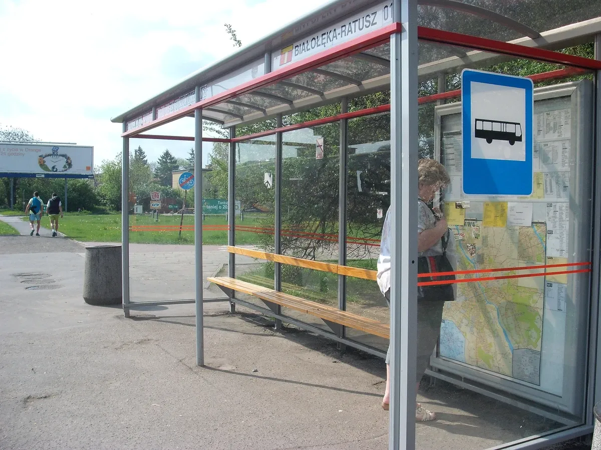Zdjęcie Białołęka Ratusz PKS: Gdzie dokładnie jest przystanek? Sprawdź!
