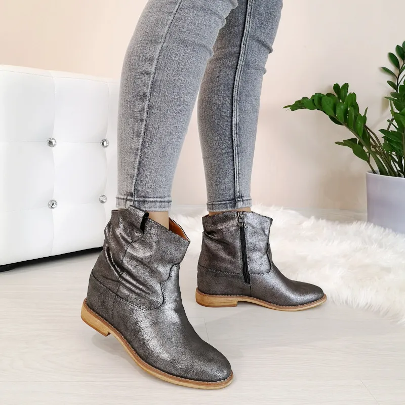 Zdjęcie Srebrne botki stylizacje: 10 inspiracji na każdą okazję