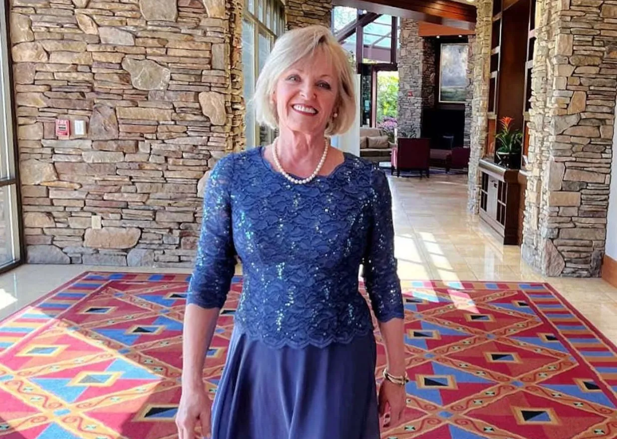 Zdjęcie Sukienki lat 50.: ponadczasowy urok i jak nosić je dziś?