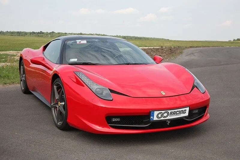 Zdjęcie Kim był Ferrari? Poznaj fascynującą historię Enzo i Amadeusza