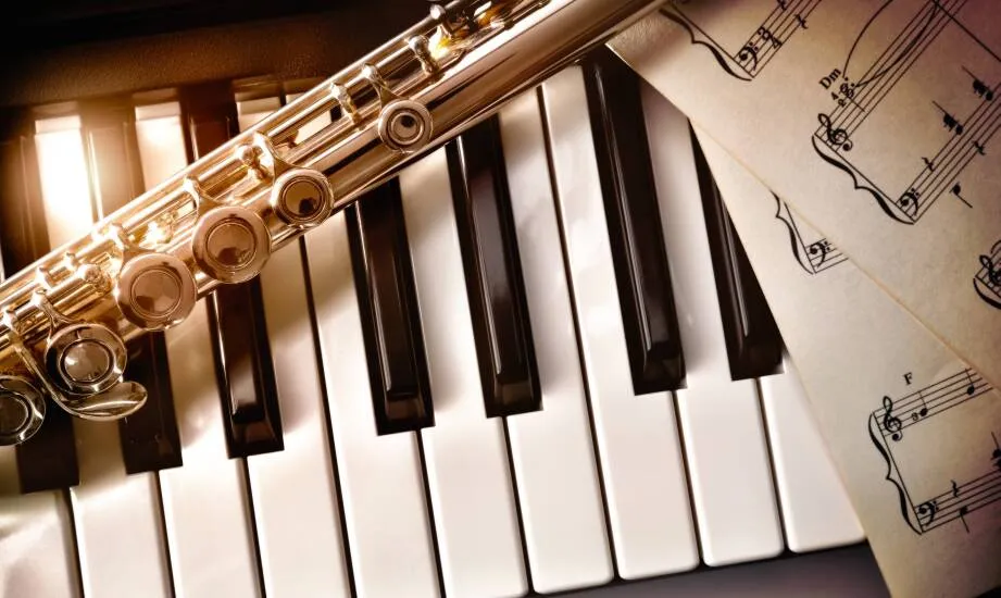 Zdjęcie Dlaczego flet poprzeczny jest instrumentem dętym drewnianym mimo metalu?