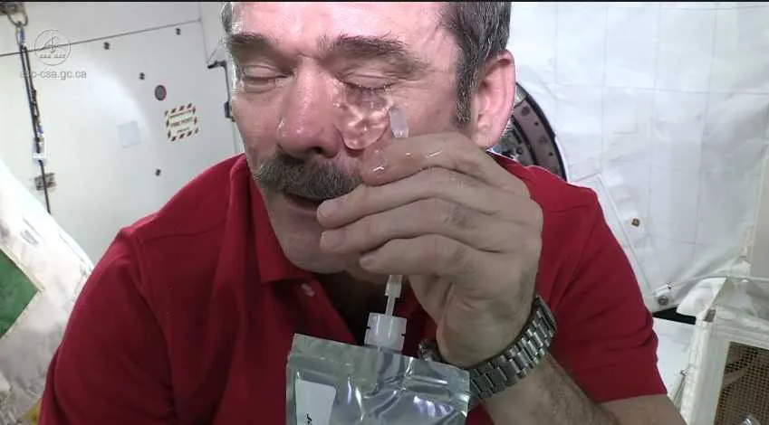 Zdjęcie Jak myją zęby astronauci w kosmosie: fascynująca procedura krok po kroku