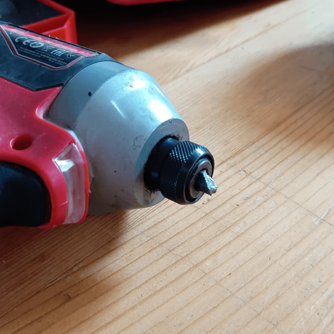 Zdjęcie Comment enlever l'embout d'une visseuse facilement et sans effort