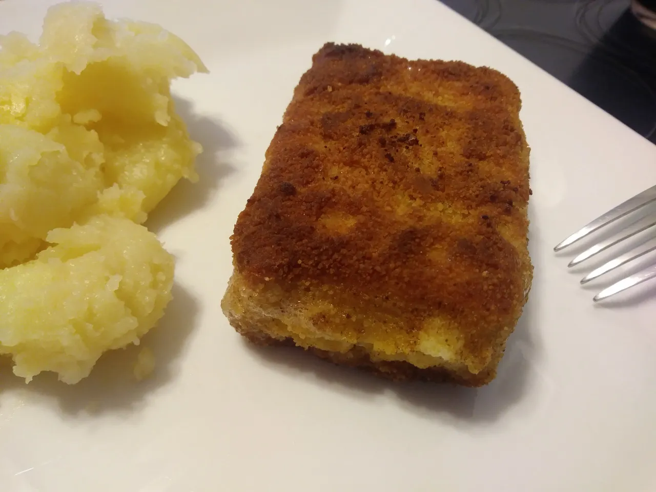 Zdjęcie Jak smażyć mrożoną kostkę z mintaja, aby nie była sucha i twarda