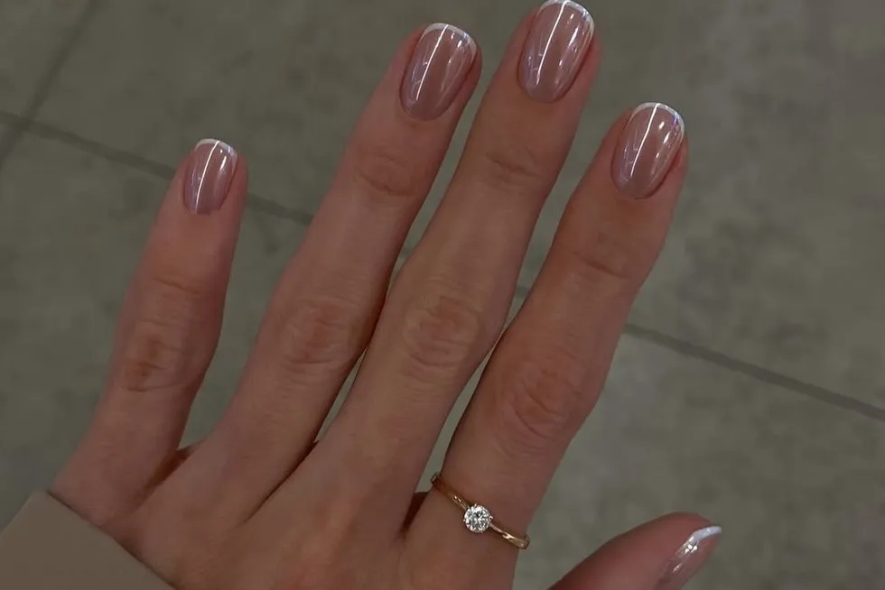 Zdjęcie  Hybryda na bardzo krótkie paznokcie - manicure krótkie i modne