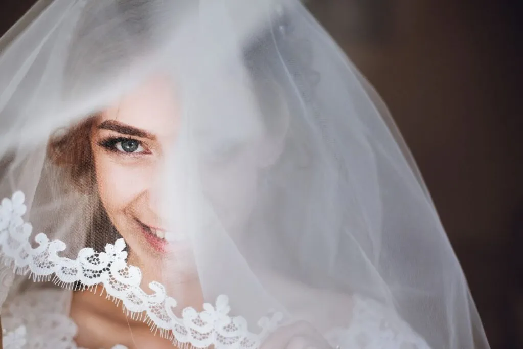 Zdjęcie Jakie suknie najlepiej pasują do welonu hiszpańskiego? Oto odpowiedzi