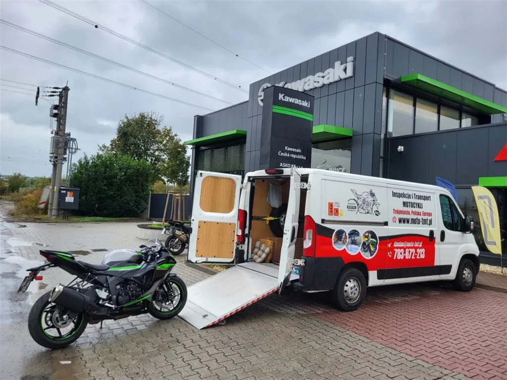 Zdjęcie Jak przewieźć motocykl w busie bezpiecznie i bez stresu?