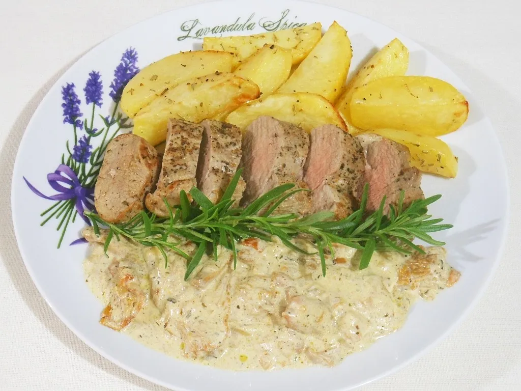 Zdjęcie Polędwiczki w sosie kurkowym - idealne dodatki, które zaskoczą smak