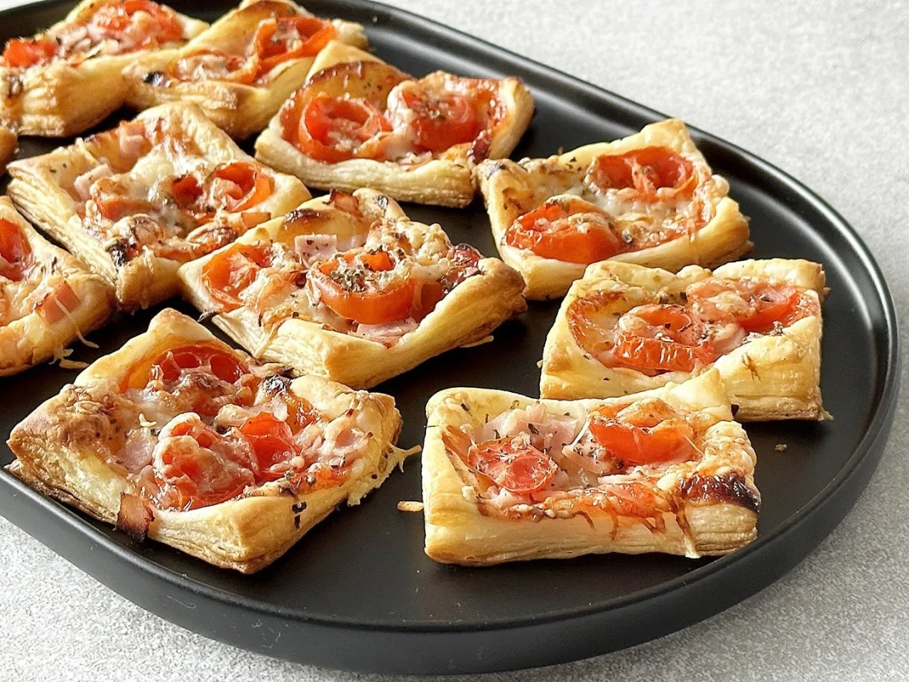 Zdjęcie Pyszne pizzerinki z ciasta francuskiego – szybki i łatwy przepis na przekąskę