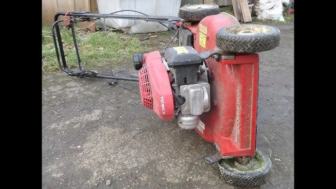 Zdjęcie Na którą stronę można przechylać kosiarkę spalinową, aby uniknąć uszkodzeń?