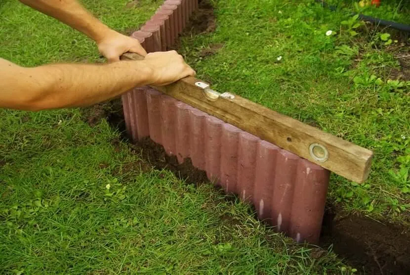 Zdjęcie Jak układać palisady ogrodowe plastikowe - praktyczne porady i wskazówki