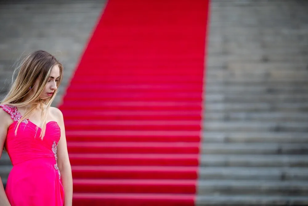 Zdjęcie Impreza Hollywood: Jak stworzyć look godny czerwonego dywanu?