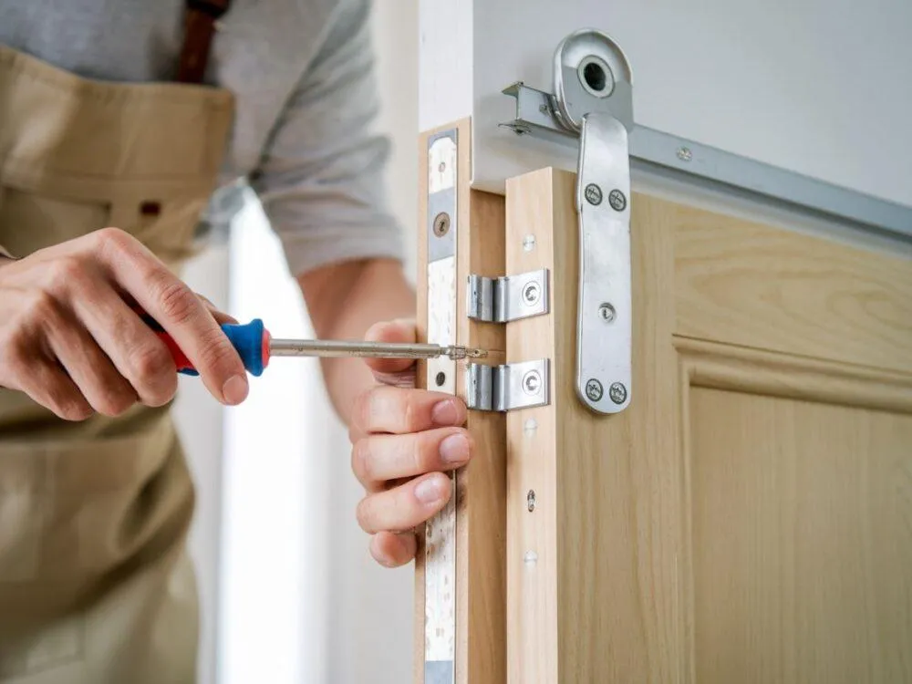 Zdjęcie Jak podnieść drzwi wejściowe? Skuteczna regulacja krok po kroku