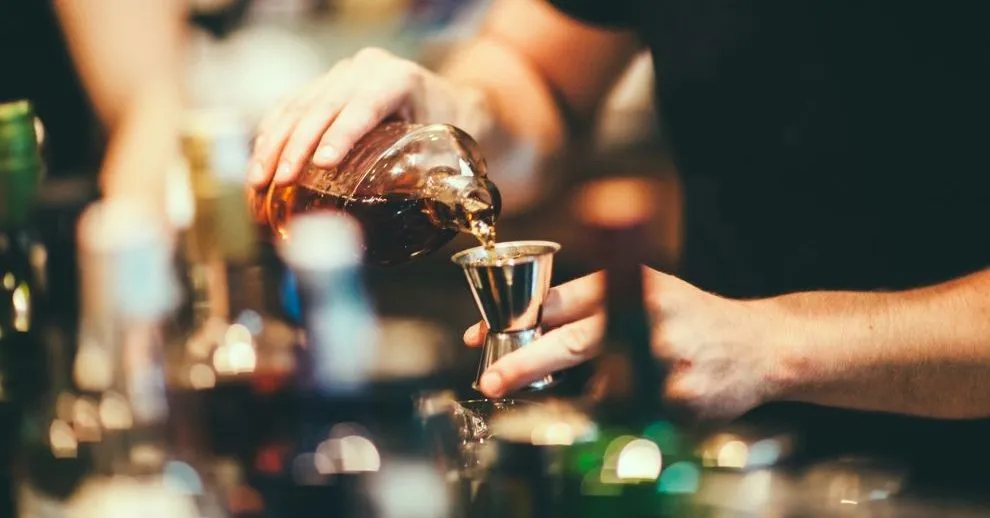 Zdjęcie Ile kosztuje barman na 18? Sprawdź ceny i ukryte koszty usług