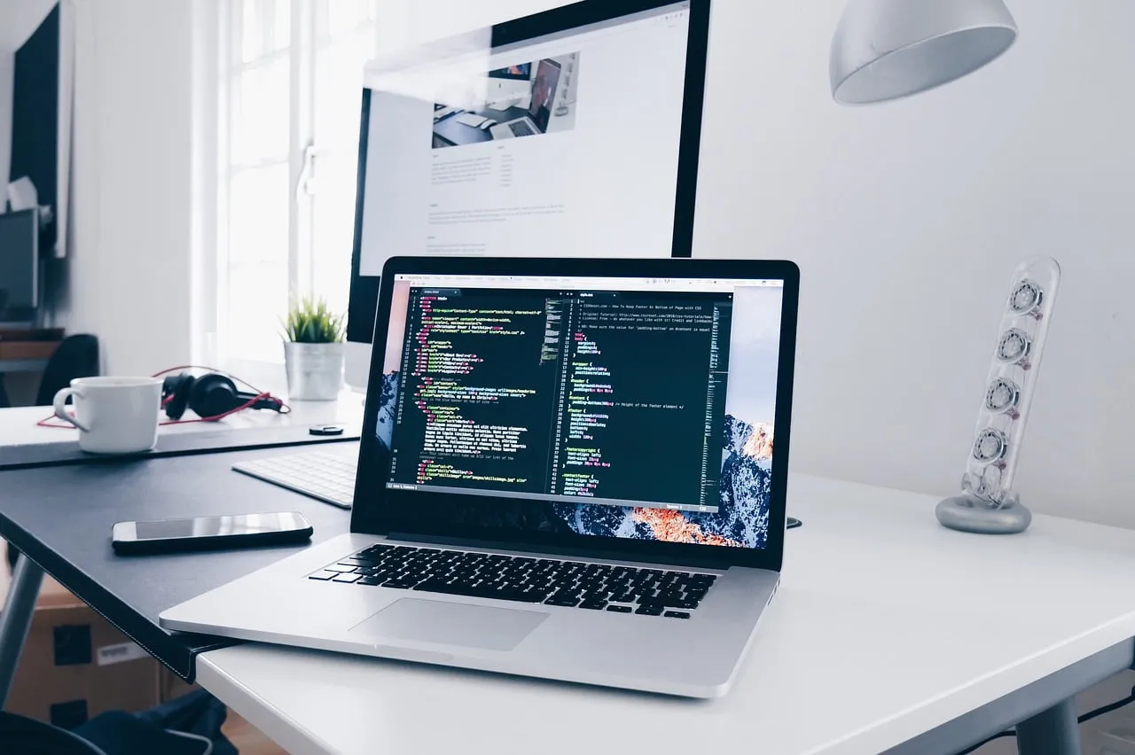Zdjęcie Jak wstawić zegar na stronę HTML - proste kroki i kod do użycia