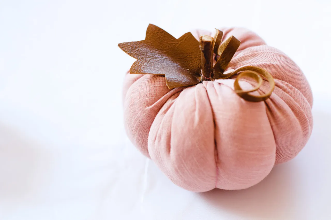 Zdjęcie Jak uszyć dynię z materiału - prosty sposób na dekorację na Halloween