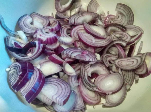 Zdjęcie Jak złagodzić smak cebuli w sałatce i cieszyć się delikatnym smakiem