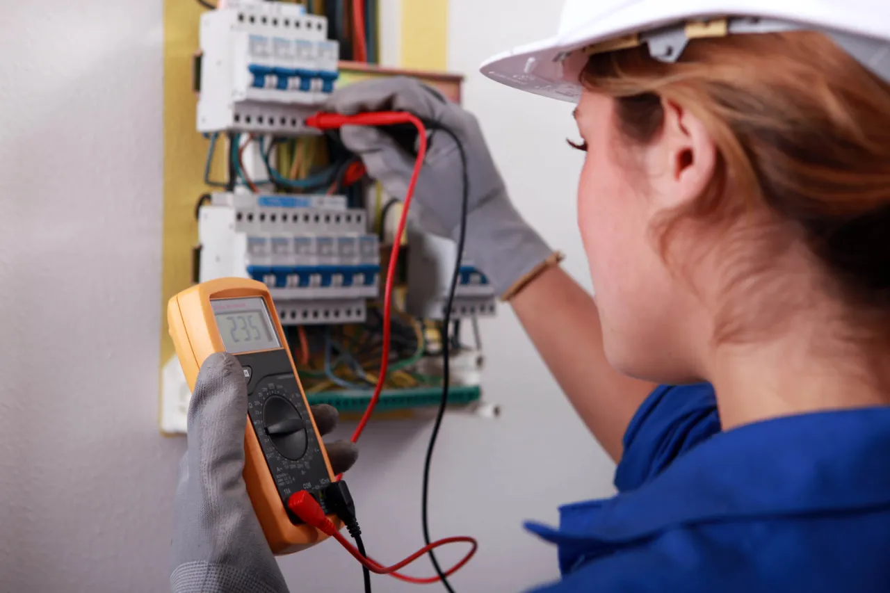Zdjęcie Ile kosztuje podłączenie skrzynki elektrycznej w domu? Sprawdź, co wpłynie na cenę
