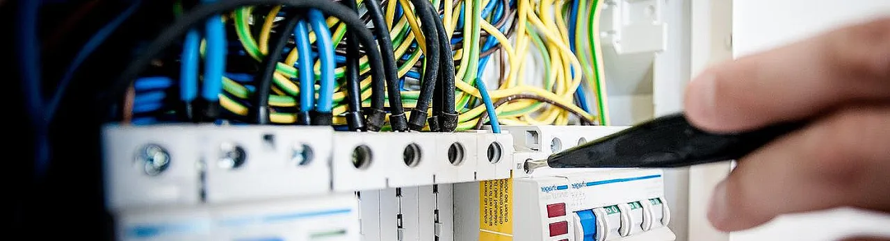 Zdjęcie Jaki kolor kabla to uziemienie? Kluczowe informacje dla bezpieczeństwa