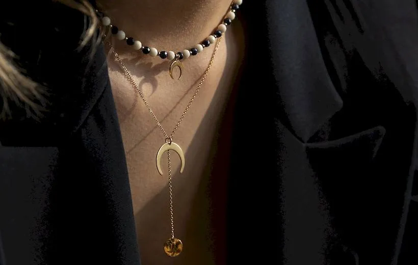 Zdjęcie Co oznacza naszyjnik z księżycem? Odkryj jego głęboką symbolikę