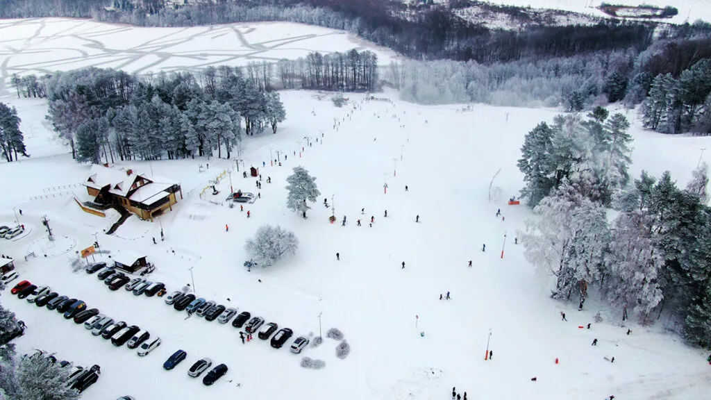 Zdjęcie Narty na Mazurach: Przewodnik po stokach, cenach i atrakcjach