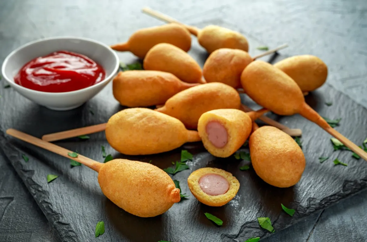 Zdjęcie Pyszne parówki w cieście naleśnikowym – proste przepisy kulinarne