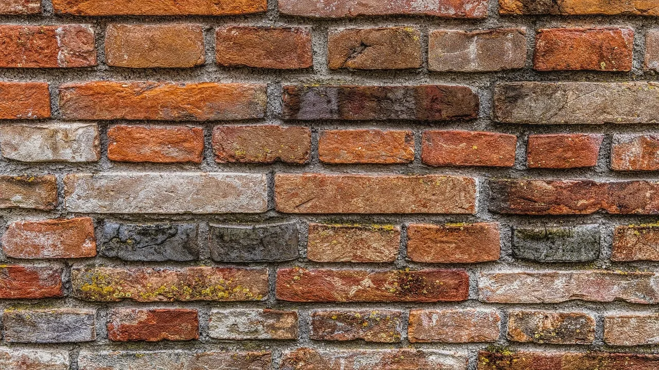 Zdjęcie Jak skutecznie wyczyścić cegłę klinkierową z zaprawy bez uszkodzeń – sprawdzone metody
