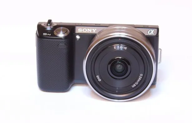 Zdjęcie Sony NEX-5 czy lustrzanka: który aparat lepszy dla amatora fotografii?