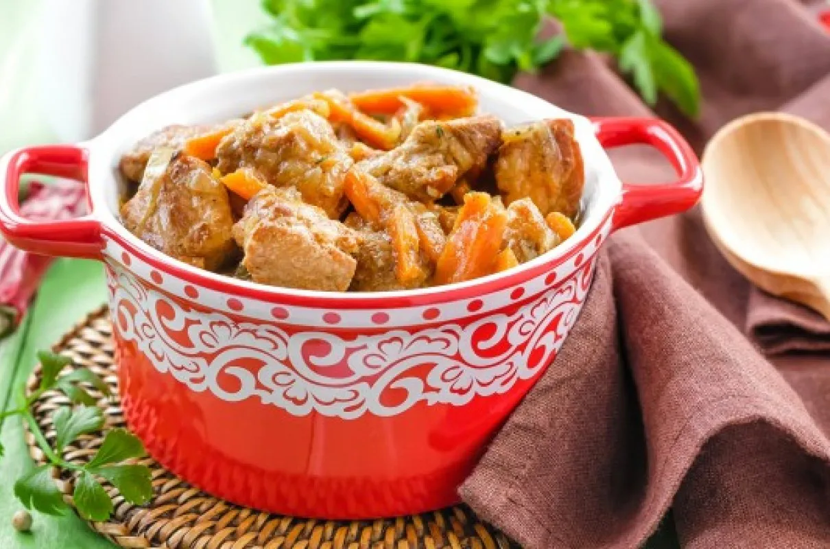Zdjęcie Co dodać do gulaszu, aby był wyjątkowo smaczny i aromatyczny?