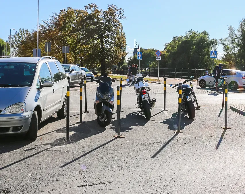 Zdjęcie Czy można pchać motor po chodniku? Sprawdź przepisy i zasady bezpieczeństwa