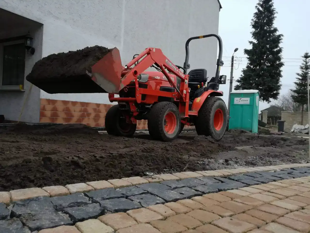 Zdjęcie Ile kosztuje wywrotka ziemi pod trawnik? Sprawdź ceny i porady