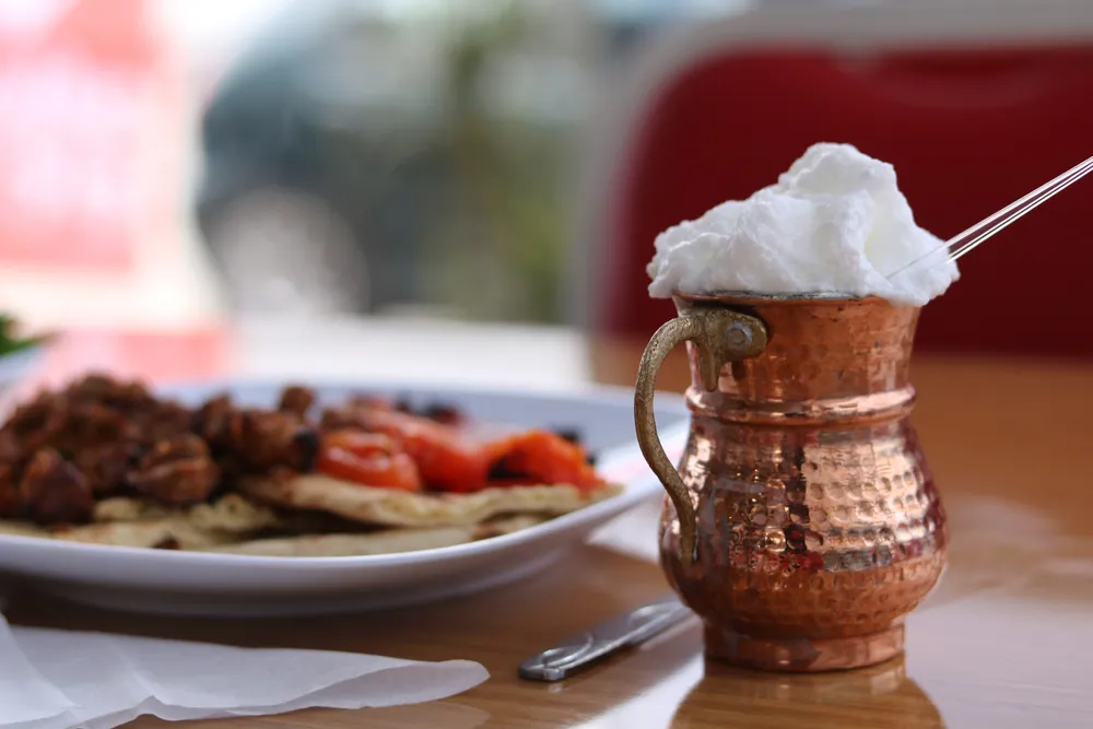 Zdjęcie Ayran napój: tradycyjny przepis, zdrowotne korzyści i smakowe wariacje