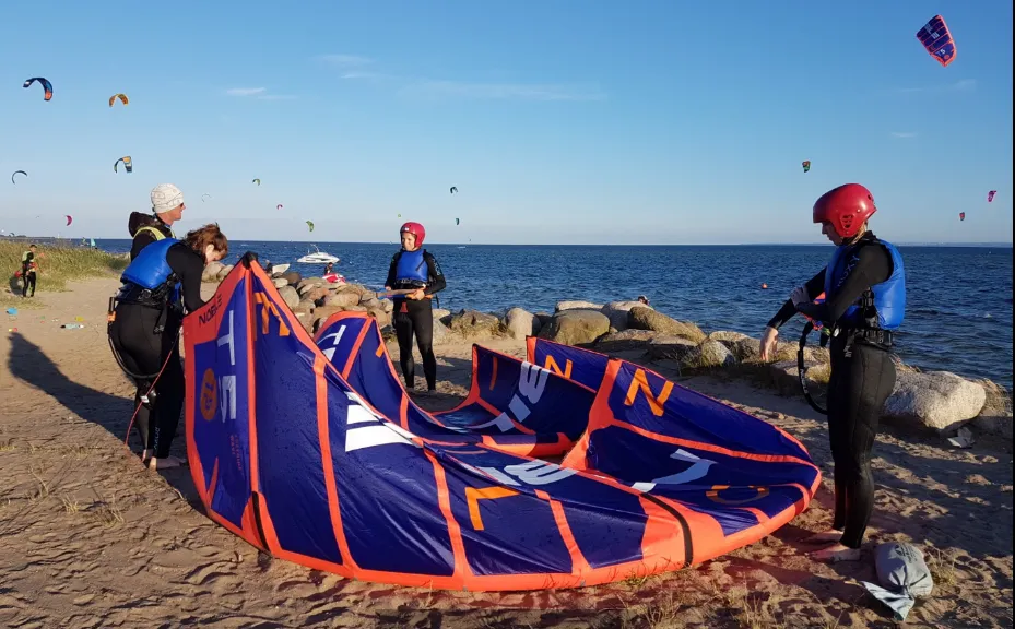 Zdjęcie Ile kosztuje kitesurfing? Poznaj ukryte wydatki i oszczędności