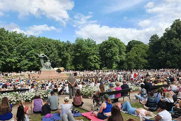 Zdjęcie Ile trwa koncert chopinowski w Łazienkach: harmonogram występów 2025