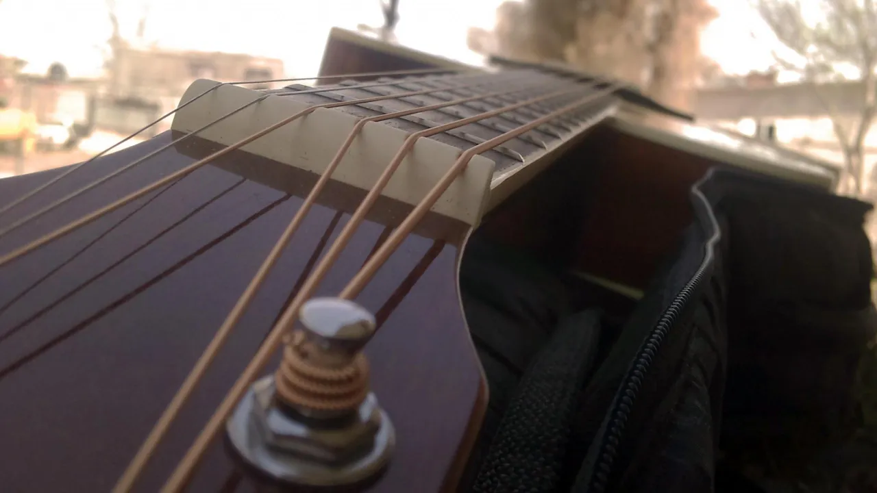 Zdjęcie Jak często wymieniać struny w gitarze - poradnik dla muzyków amatora