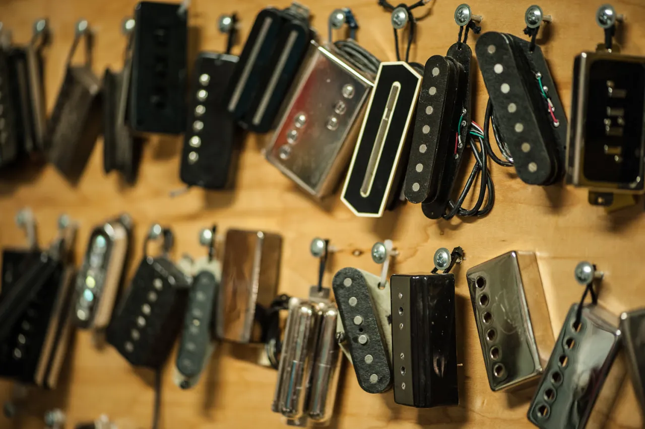 Zdjęcie Jak ustawić przetworniki w gitarze elektrycznej, by poprawić brzmienie