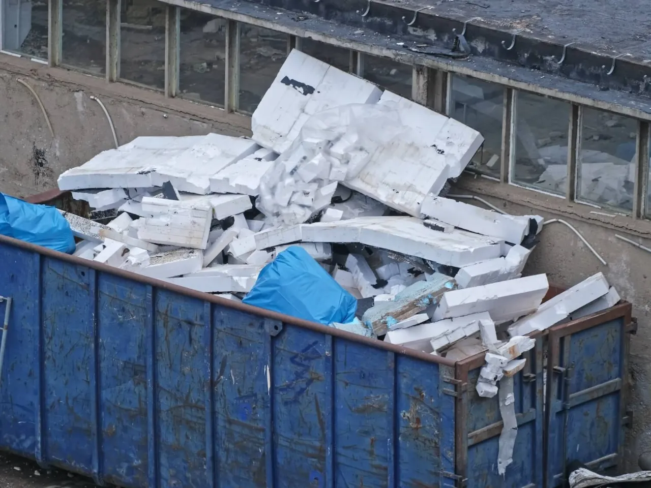 Zdjęcie Gdzie utylizować styropian? Sprawdź, jak uniknąć kar za błędy