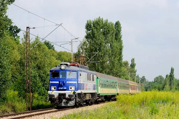 Zdjęcie Z jaką prędkością jedzie pociąg TLK? Odkryj prawdziwe czasy przejazdu