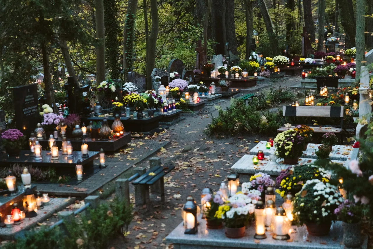 Zdjęcie Ile kosztuje miejsce na cmentarzu w Warszawie? Ceny i ważne informacje