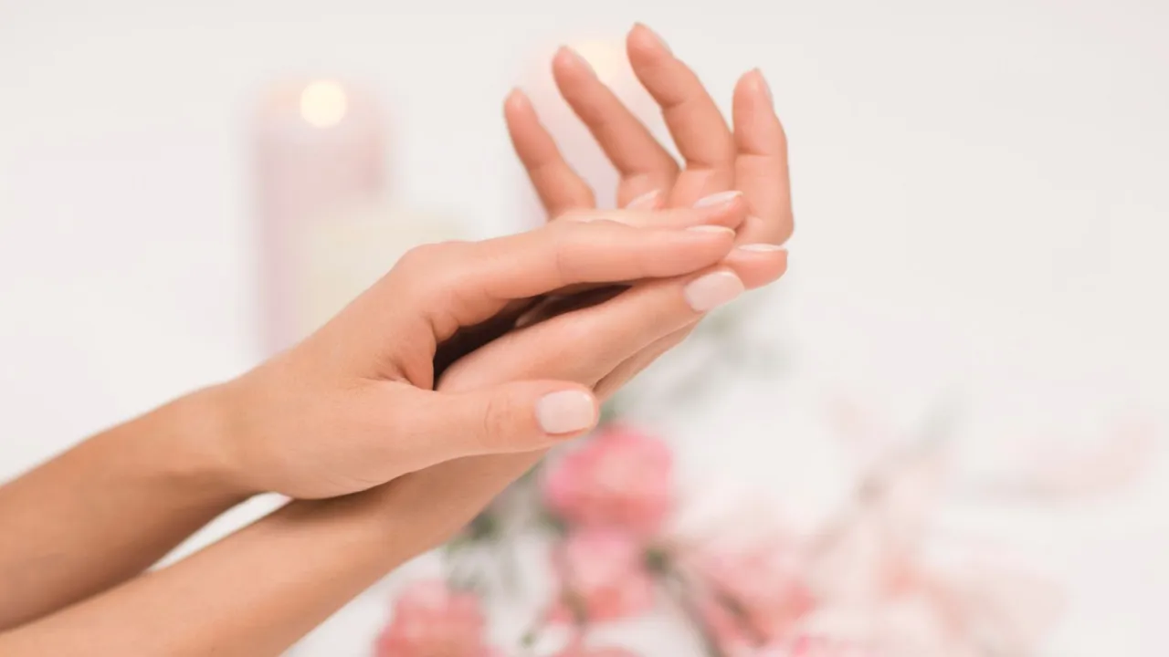 Zdjęcie Manicure na ciepło – sekrety skutecznej pielęgnacji dłoni i paznokci