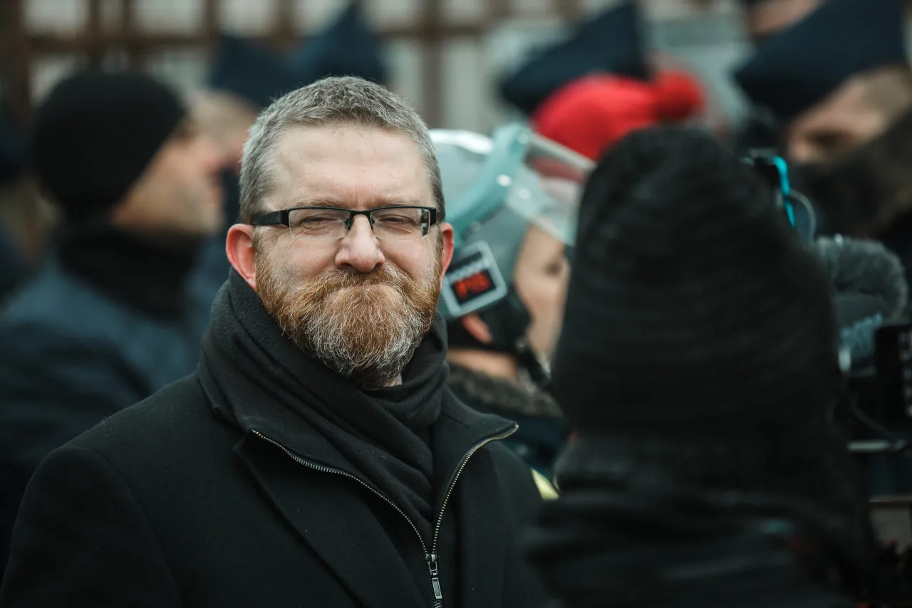 Zdjęcie Grzegorz Braun: Kontakt - Gdzie się zgłosić, aby uzyskać informacje?