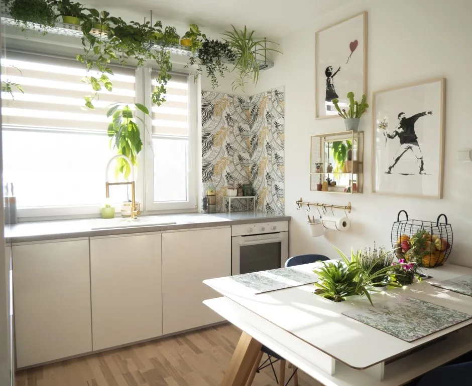 Zdjęcie Co na ścianę w białej kuchni? Odkryj najpiękniejsze pomysły