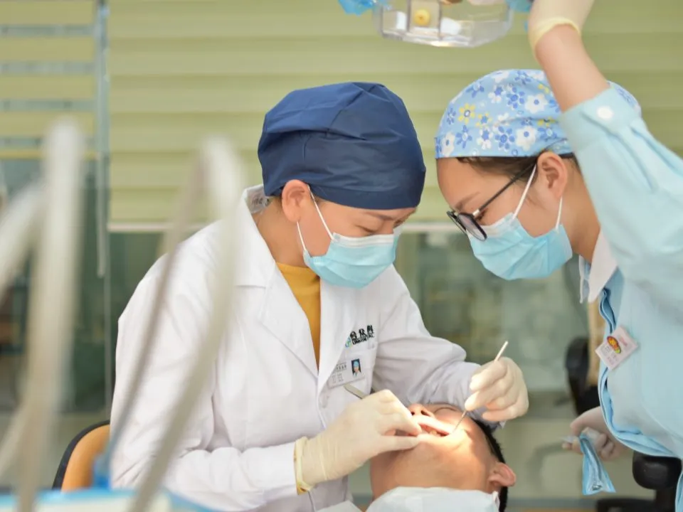 Zdjęcie Czy dentysta może wystawić receptę? Poznaj ważne informacje i zasady