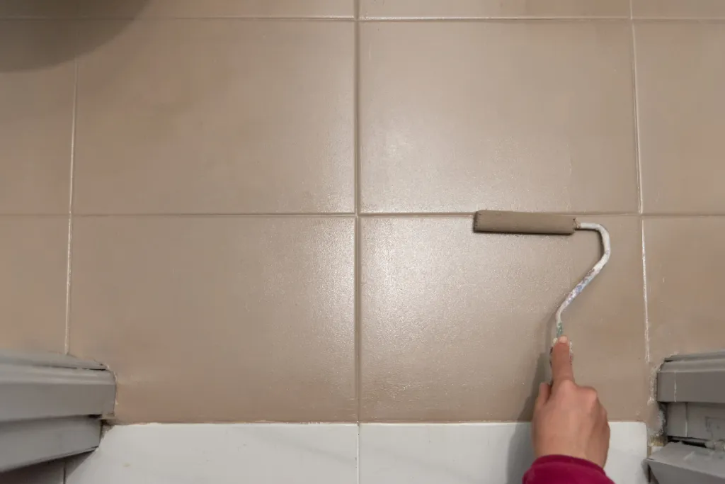 Zdjęcie Jak pomalować łazienkę farbą bez błędów i frustracji