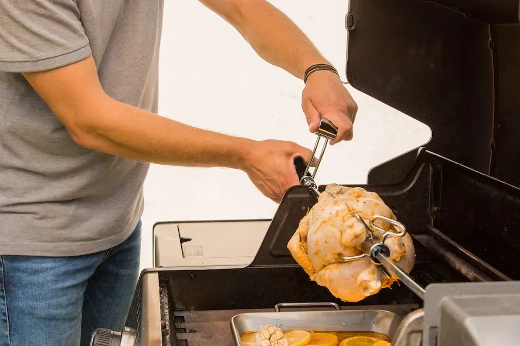 Zdjęcie Jak nadziać kurczaka na rożen, aby uniknąć niepowodzeń w pieczeniu