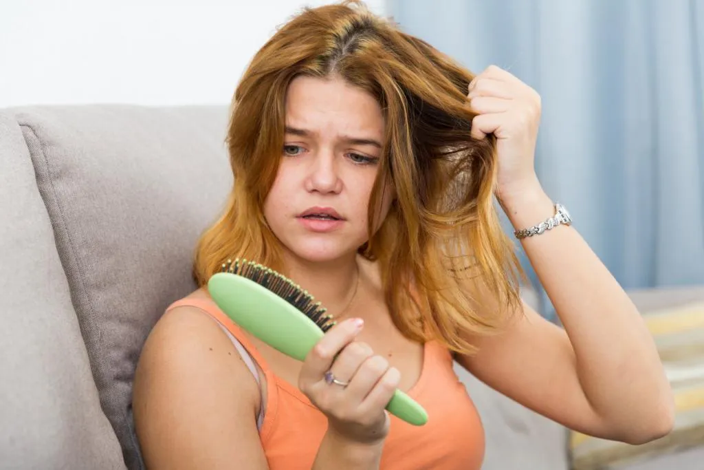 Zdjęcie Co oznacza sen o wypadających włosach? Odkryj jego głębokie znaczenie