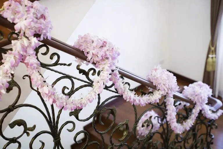 Zdjęcie Jak przystroić klatkę schodową w bloku na wesele, by zaskoczyć gości