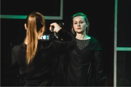 Zdjęcie Analiza wiersza Stachury Życie to nie teatr – prawda czy iluzja?